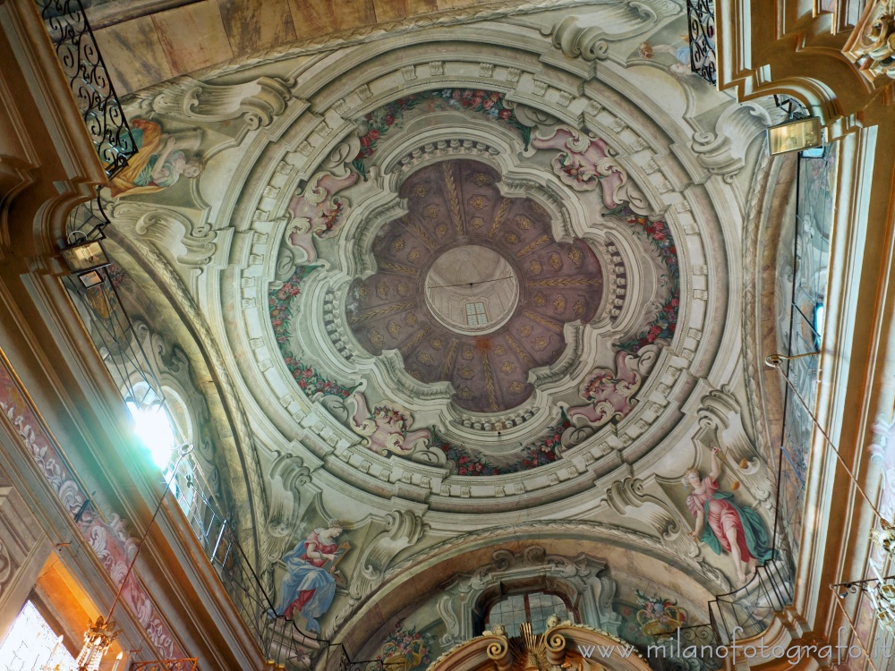 Candelo (Biella, Italy) - Trompe-l'œil frescoes on the vault of the presbytery the dome of the Church of San Pietro